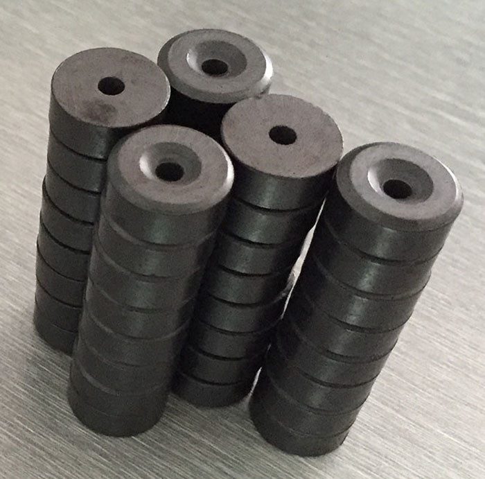 Pot Ferit Keramik Kustom Y30BH dengan Lubang Countersunk D15.2 X