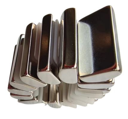 Beli Kustom Berbentuk Satu Sisi Datar Satu Sisi Melengkung W15mmxL30mmxH8mm N52 Arc Neodymium Magnet Untuk Pasokan Listrik online manufacture