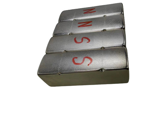 Beli Lapisan Ni-Cu-Ni N52 65x20.5x20 Polaritas pada permukaan melengkung Dengan sedikit celah di sisi jari-jari Medan magnetik yang kuat MGOe online manufacture
