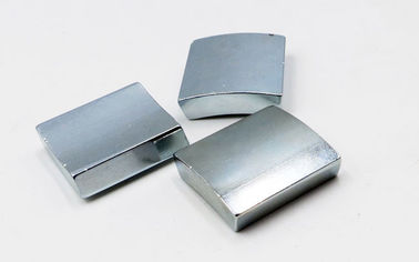 Beli Melengkung N52 Grade Ndfeb Magnet Permanen Untuk Motor / Turbin Angin Generator online manufacture